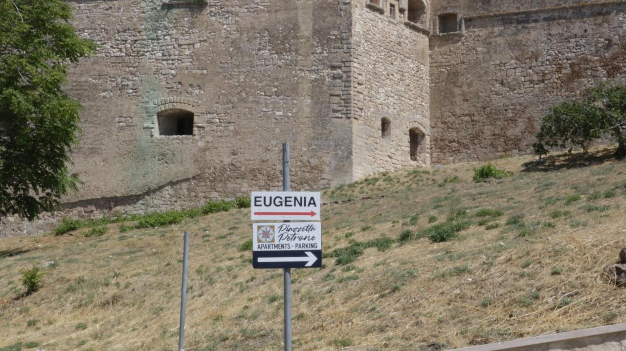 Piazzetta Petrone Apartments + Parking В'єсте Екстер'єр фото