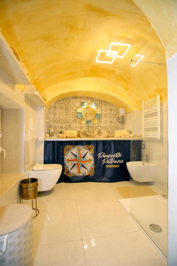 Piazzetta Petrone Apartments + Parking В'єсте Екстер'єр фото