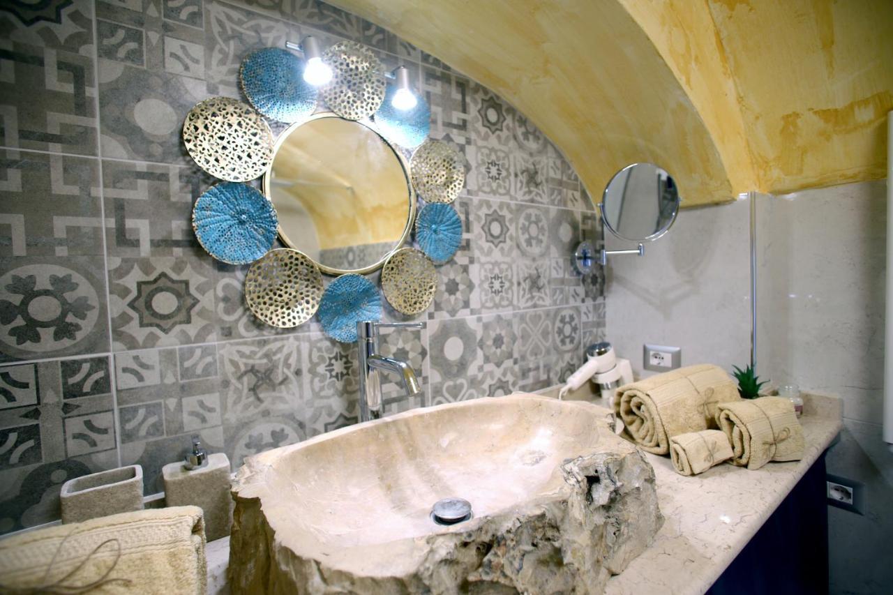 Piazzetta Petrone Apartments + Parking В'єсте Екстер'єр фото