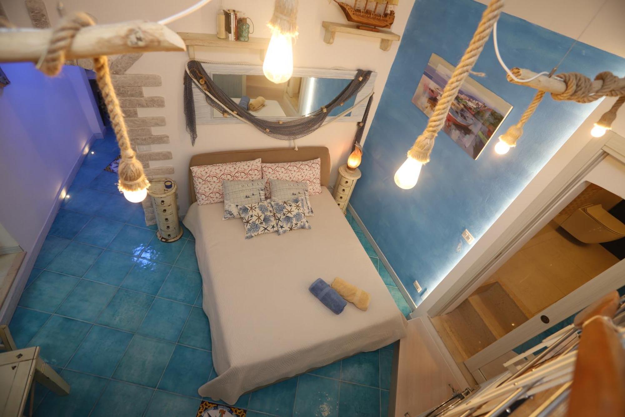 Piazzetta Petrone Apartments + Parking В'єсте Екстер'єр фото