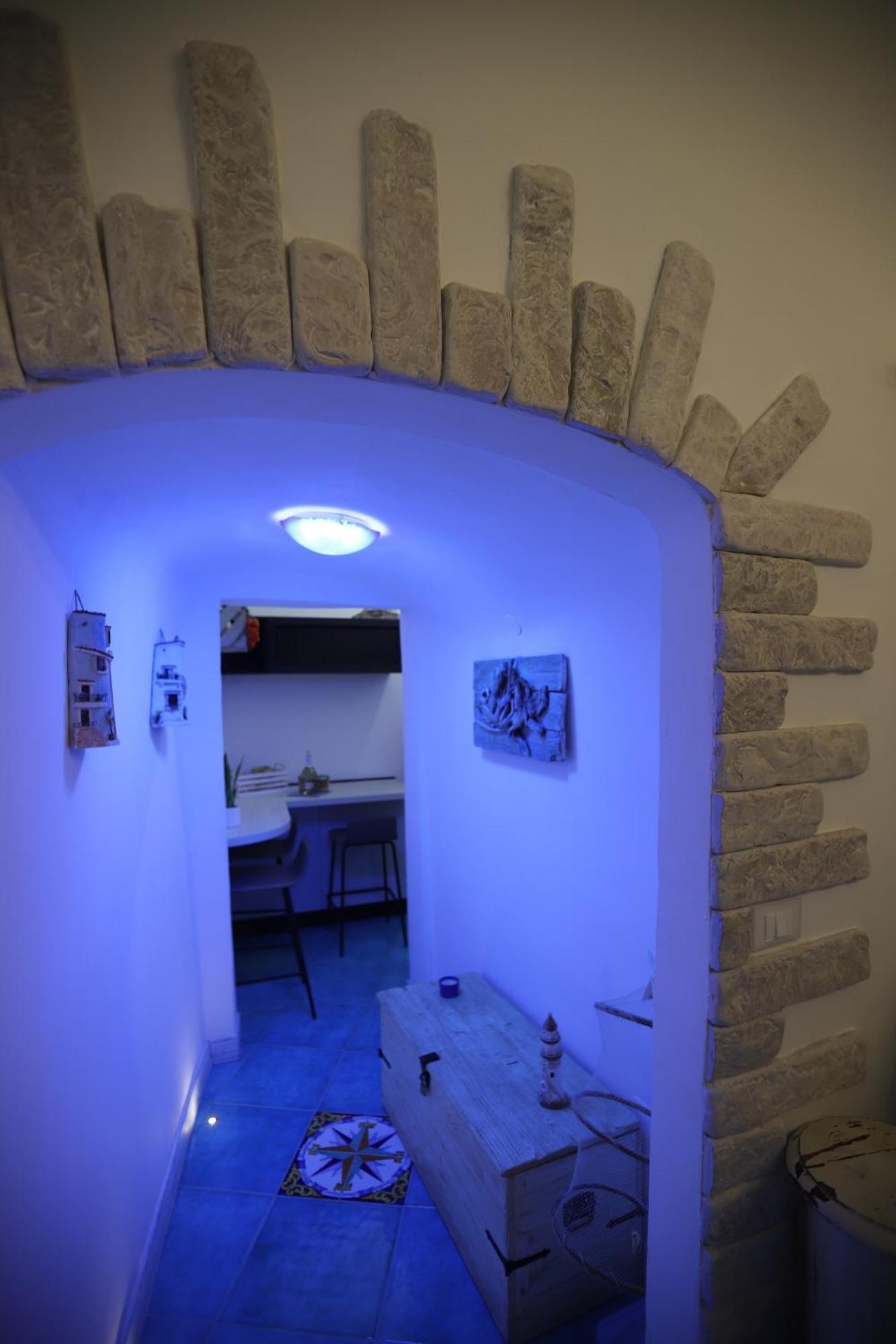 Piazzetta Petrone Apartments + Parking В'єсте Екстер'єр фото