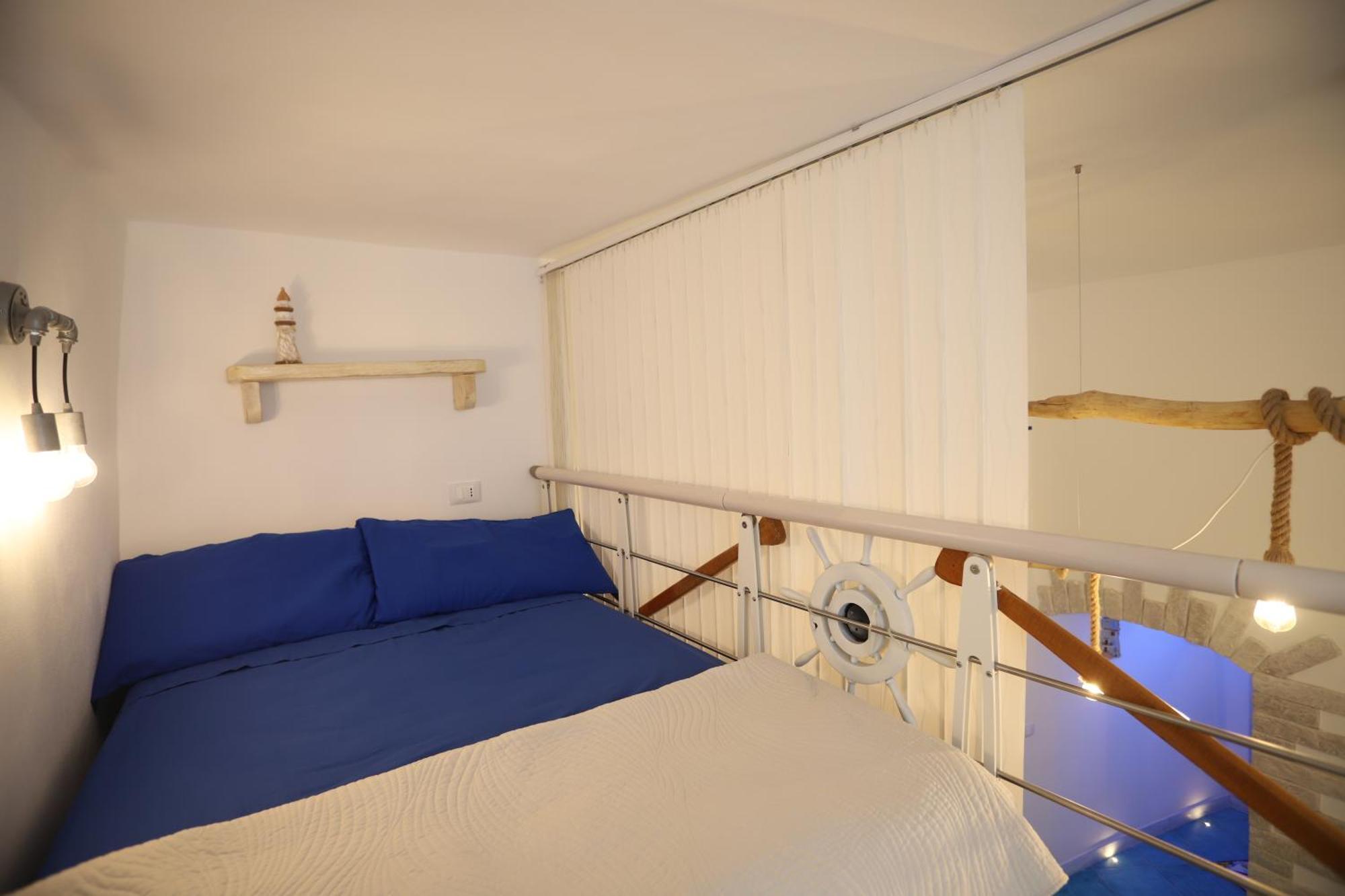 Piazzetta Petrone Apartments + Parking В'єсте Екстер'єр фото